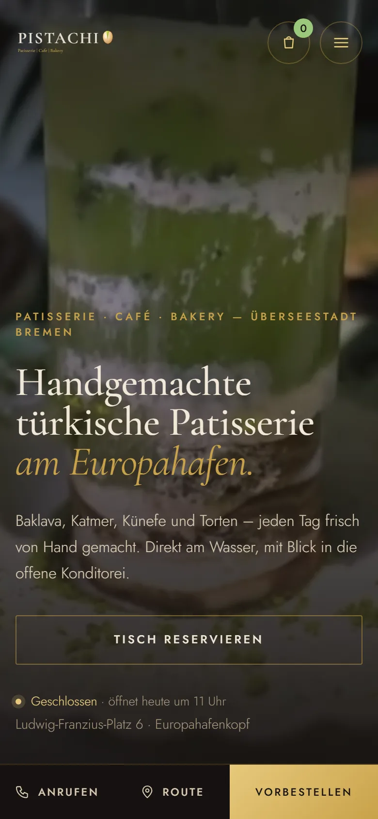 Startseite der Pistachio-Grand-Café-Website mit Video-Hero auf dem Handy