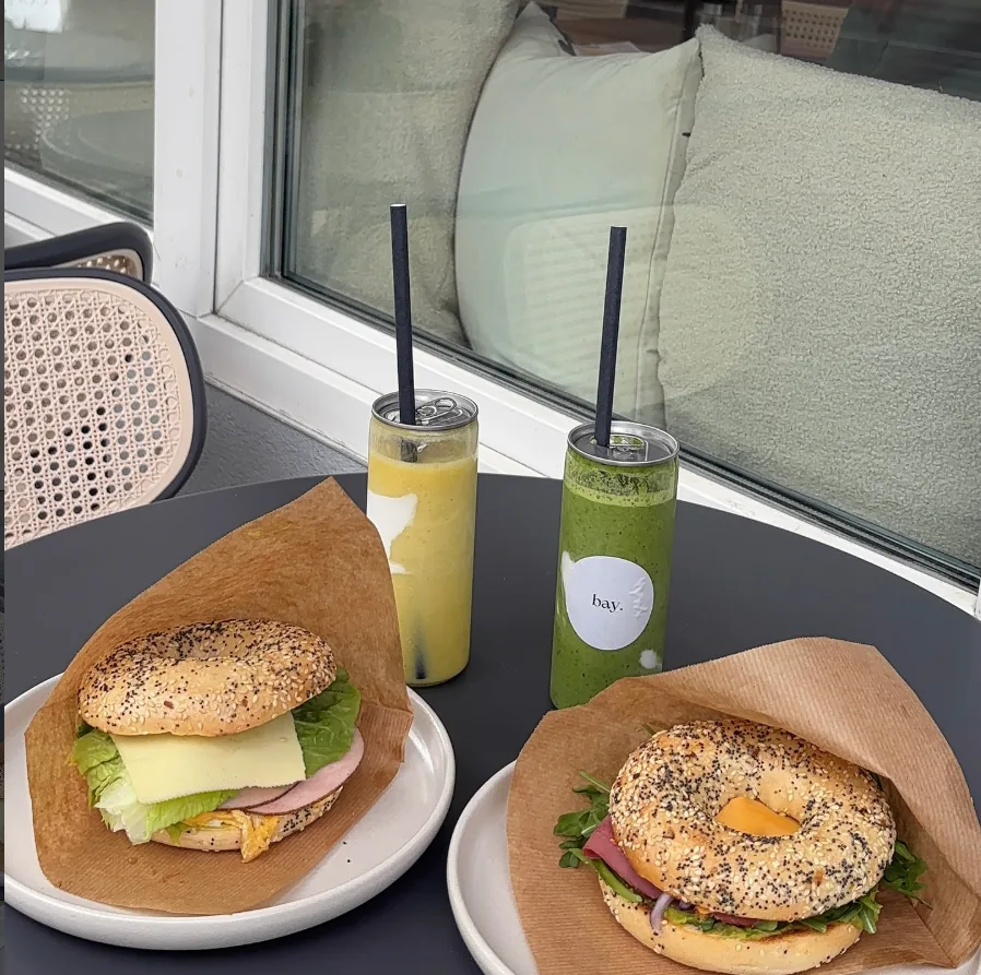 frisch belegte bagels bei bay.