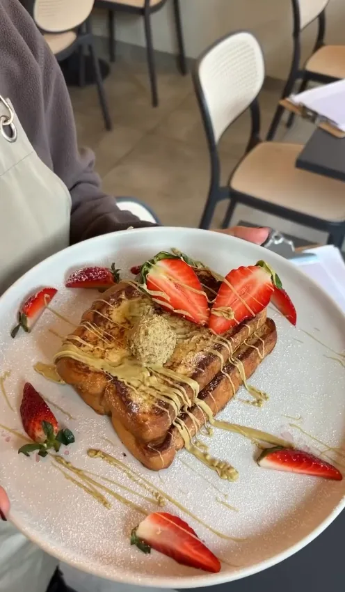 french toast mit erdbeeren bei bay.