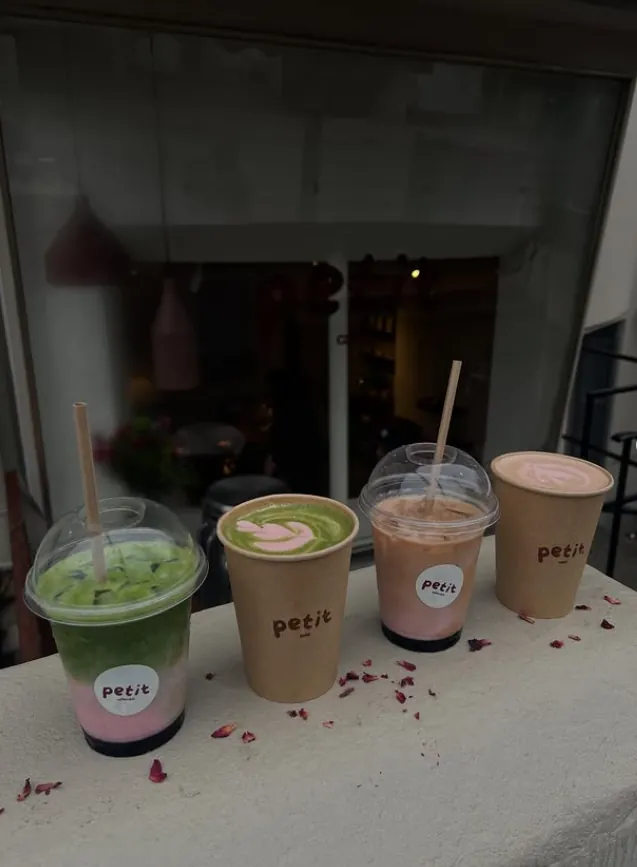 Reihe von Signature Drinks im Café Petit
