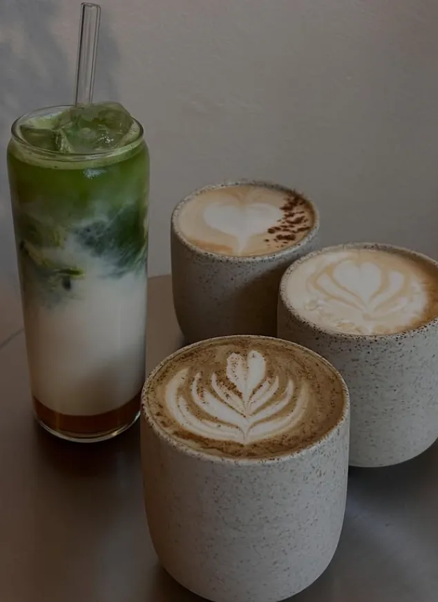 Iced Matcha und drei Lattes mit Latte-Art