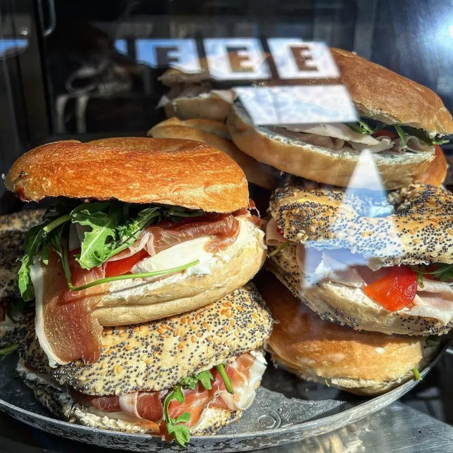 Frisch belegte Bagels in der Auslage