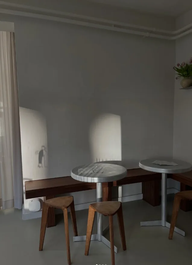 Ruhiger Innenraum von Habitat mit Tischen und Pflanzen